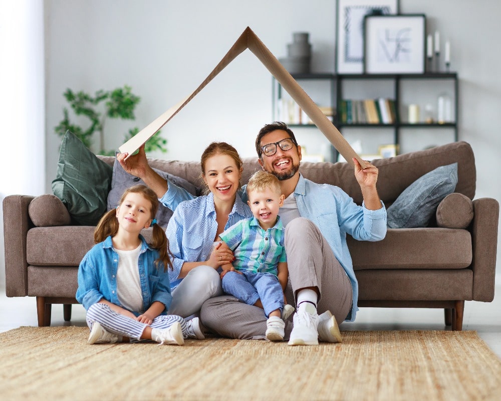 Konzept der Unterkunft und des Umzugs. glückliche Familie Mutter Vater und Kinder mit Dach zu Hause